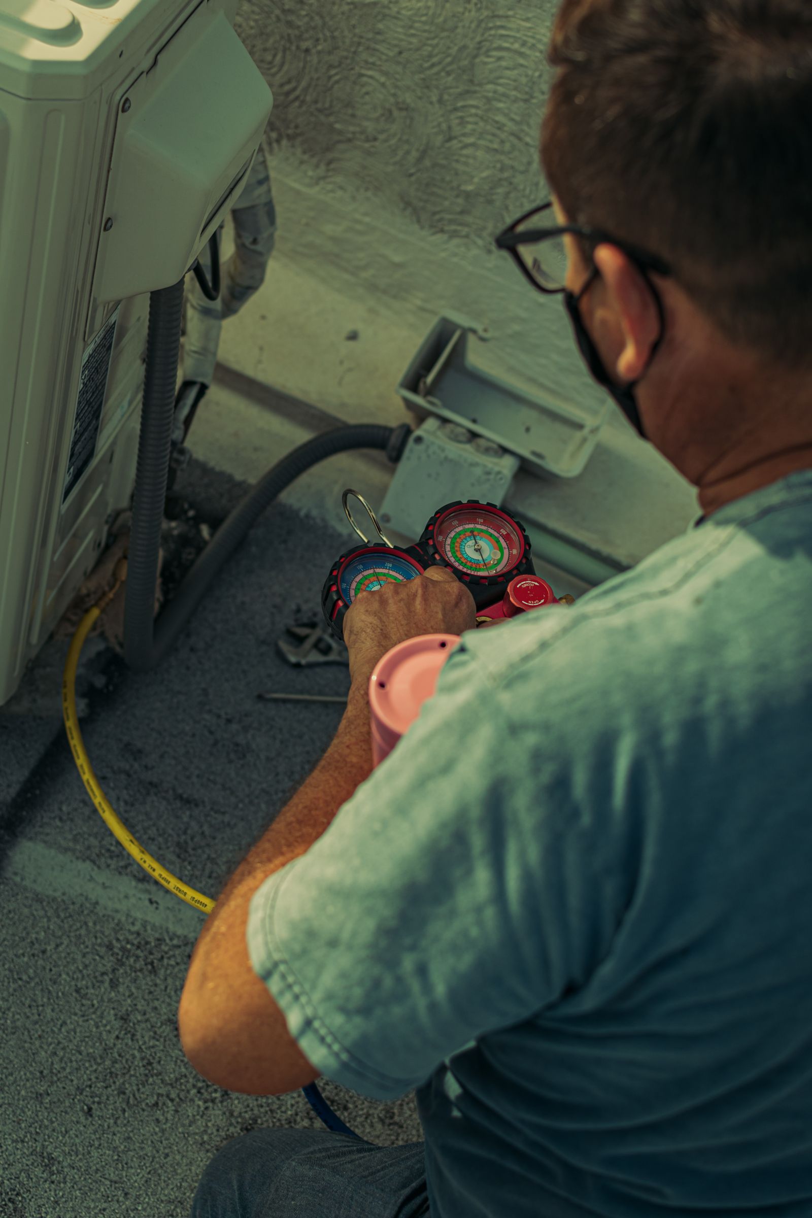 Técnico trabajando en un equipo de aire acondicionado