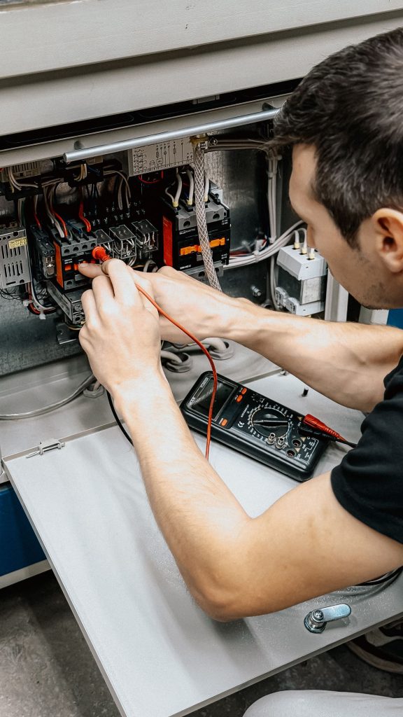Técnico realizando mediciones en un cuadro eléctrico