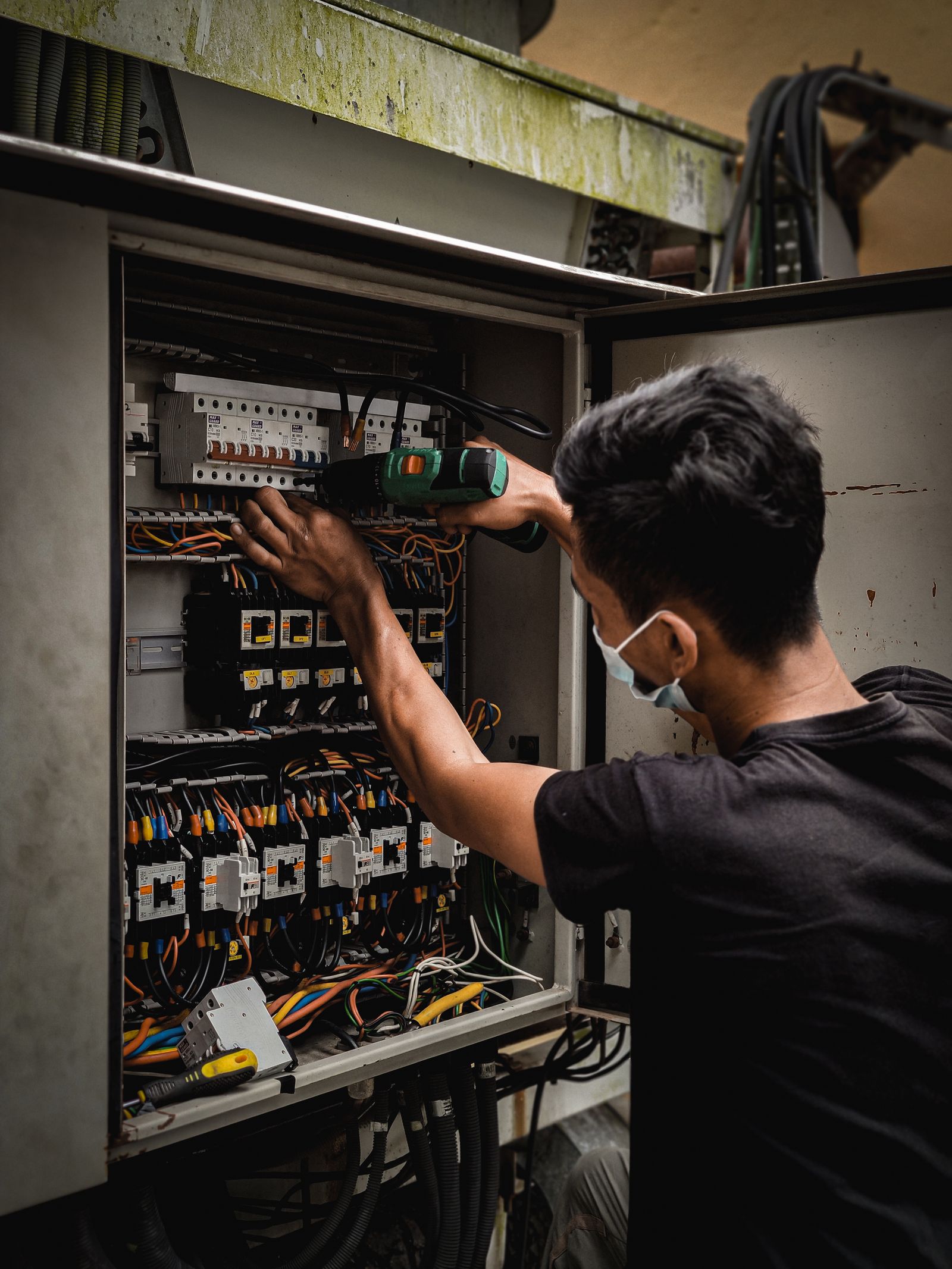 Cableado y componentes de un cuadro eléctrico