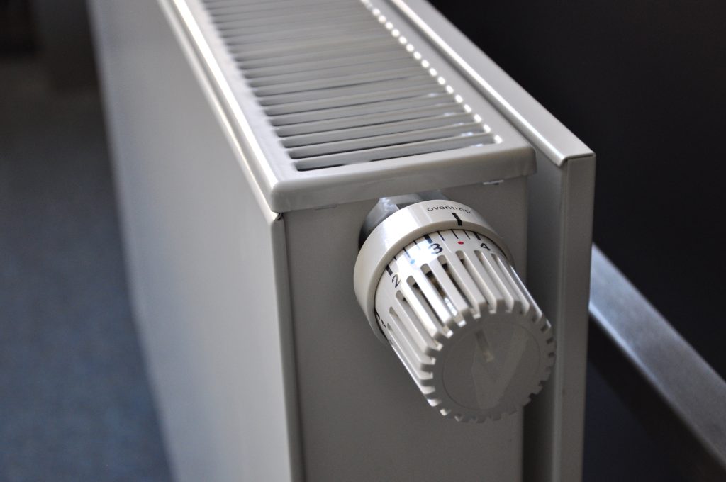 Radiador de agua de panel con válvula termostática