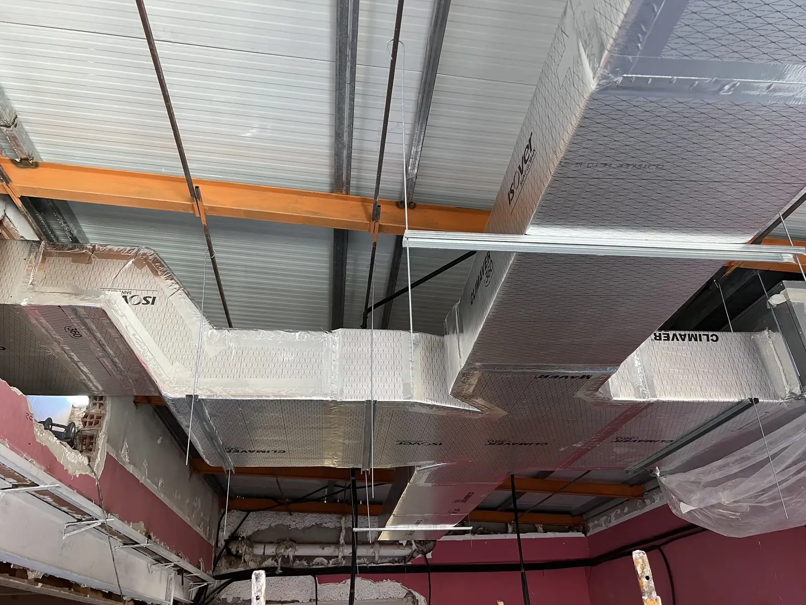 Instalación de conductos de climatización en obra